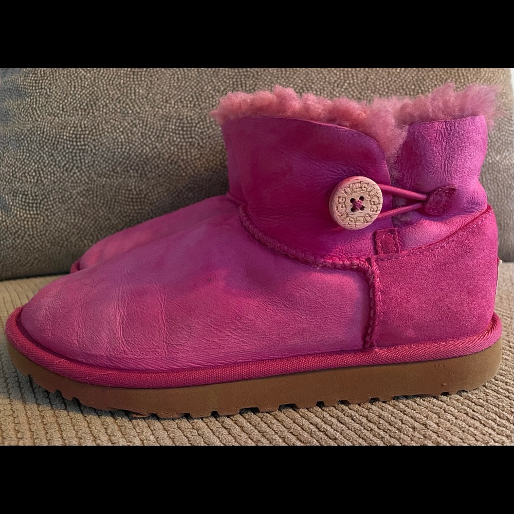 Ugg Bailey Button Size 5 (Women’s Size 7)
